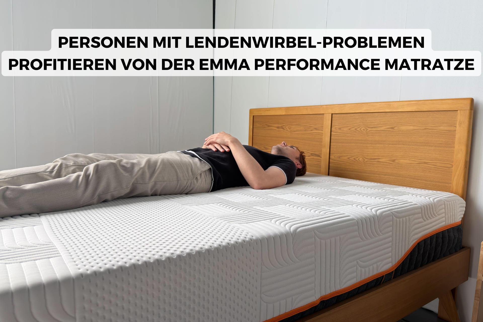 Eine Person schläft im Bett auf einer Emma Performance Matratze